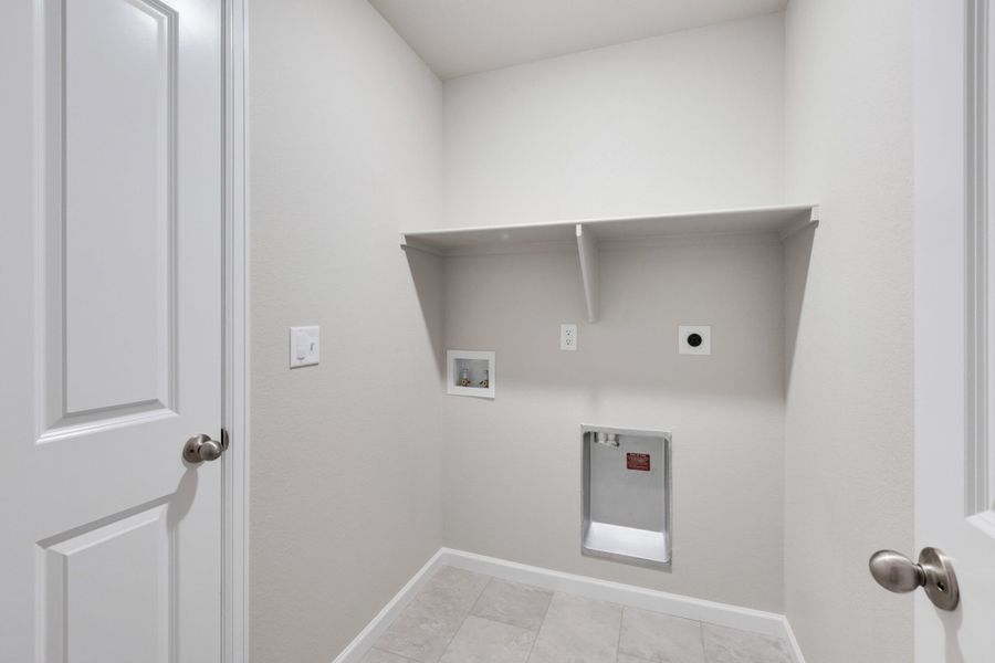 Spacious, unfurnished interior of a new home in Spring Valley, Greenwood Village (Image 32).