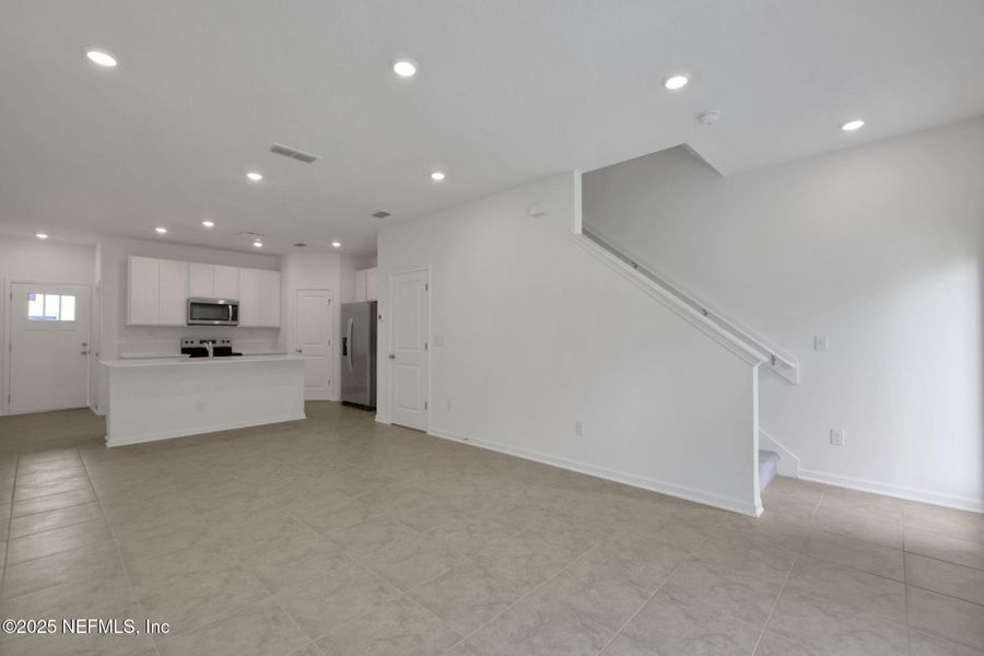 Spacious, unfurnished interior of a new home in Atlantis Pointe, Middleburg (Image 15).