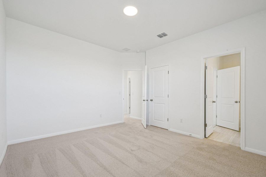 Spacious, unfurnished interior of a new home in Porter Country, Buda (Image 13).