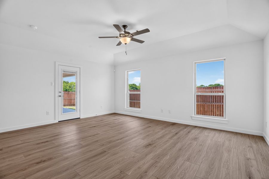 Spacious, unfurnished interior of a new home in Trail Creek, Cleburne (Image 33).