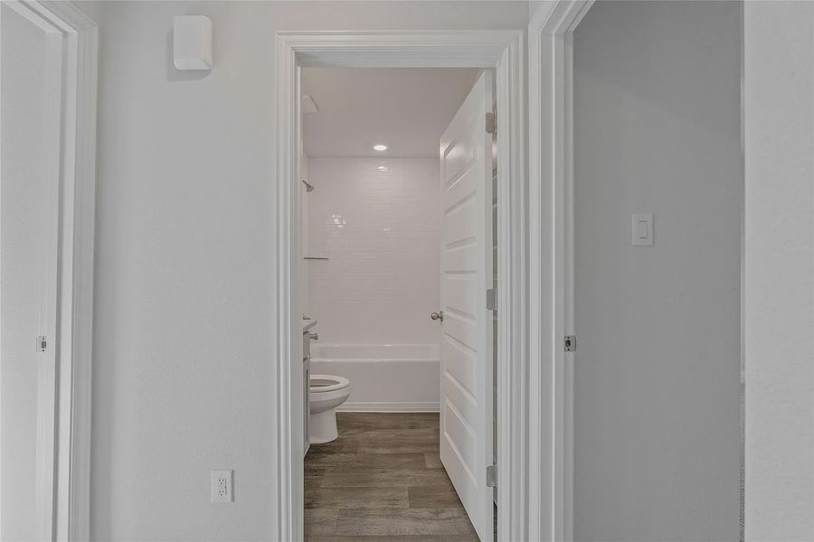 Spacious, unfurnished interior of a new home in Grand Oaks Reserve, Cleveland (Image 24).