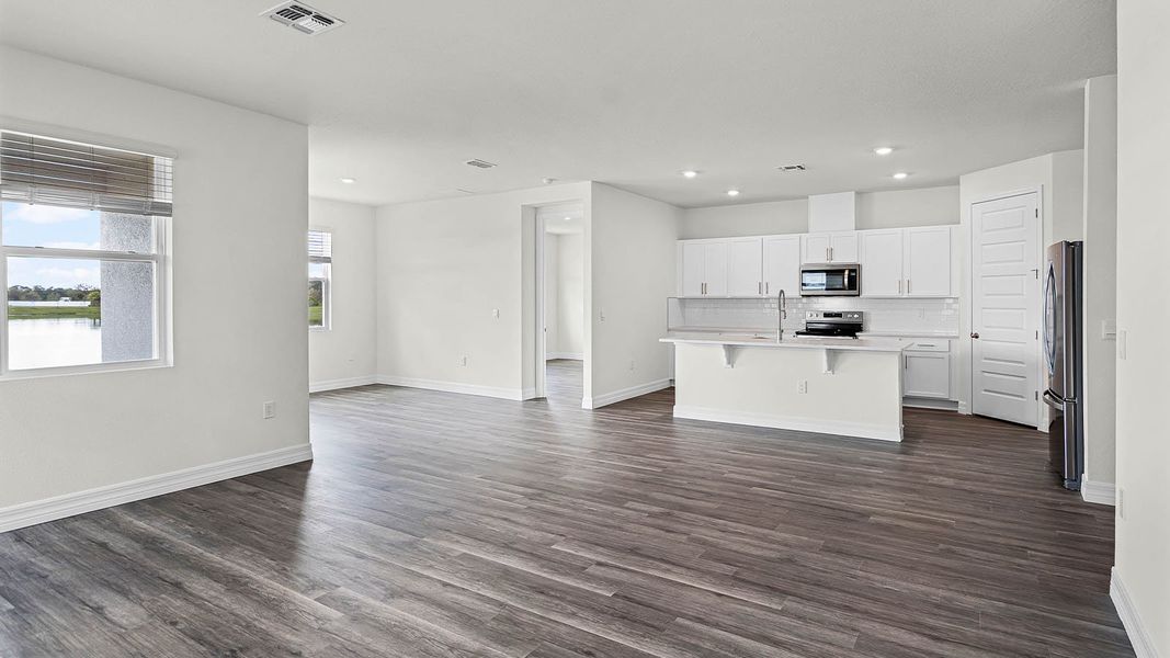 Spacious, unfurnished interior of a new home in Harmony on Lake Eloise, Winter Haven (Image 13).