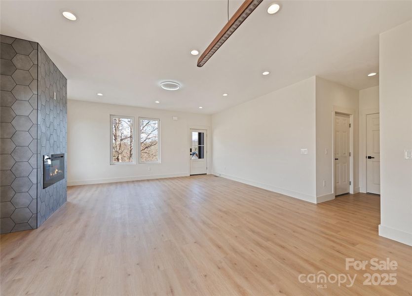 Spacious, unfurnished interior of a new home in , Alexander (Image 14).