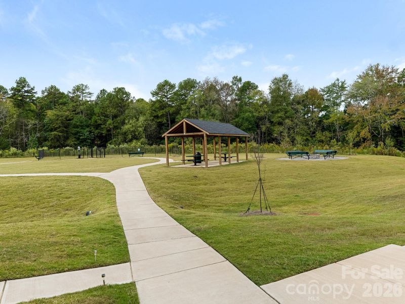 Community amenities in Stone Creek Townhomes, Matthews (Image 24).