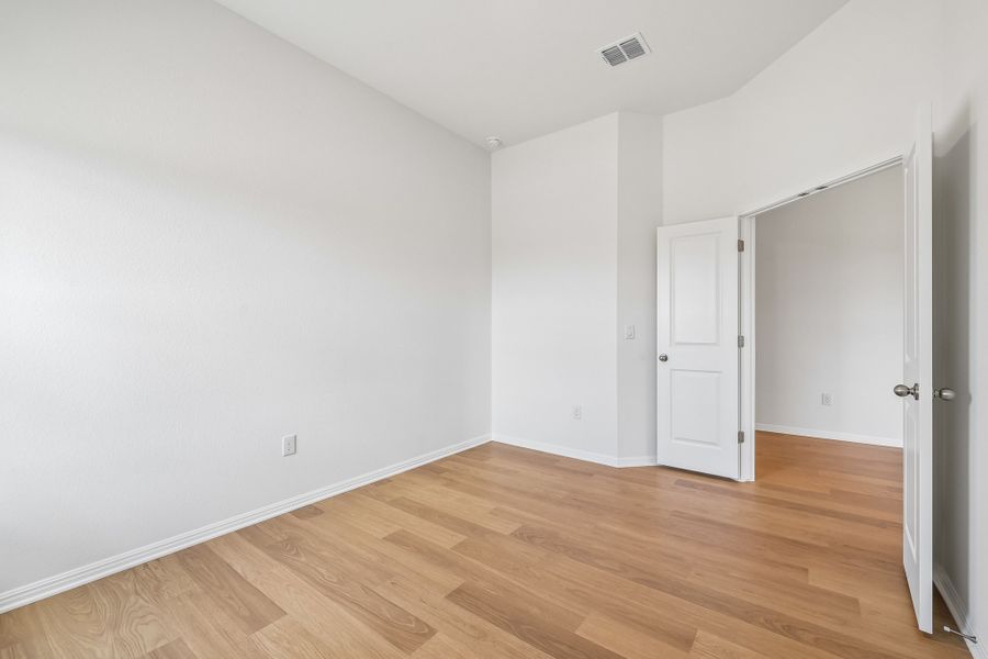 Spacious, unfurnished interior of a new home in Porter Country, Buda (Image 19).
