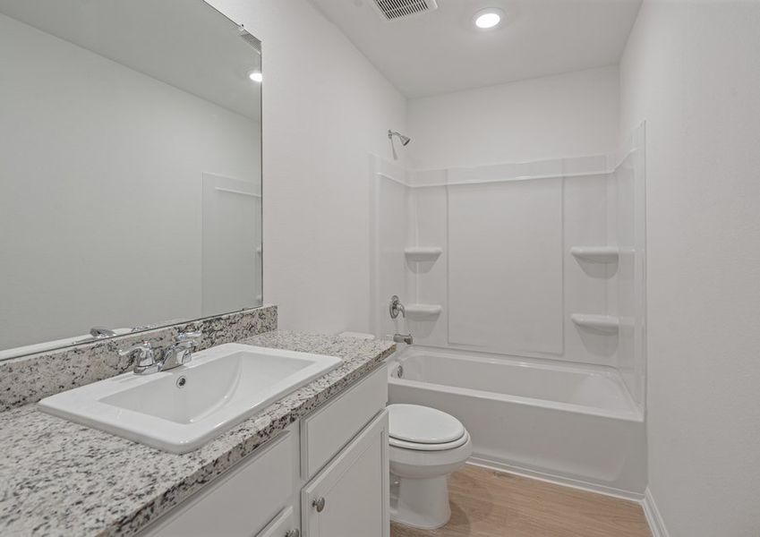 Secondary bathroom with a shhower/tub combination