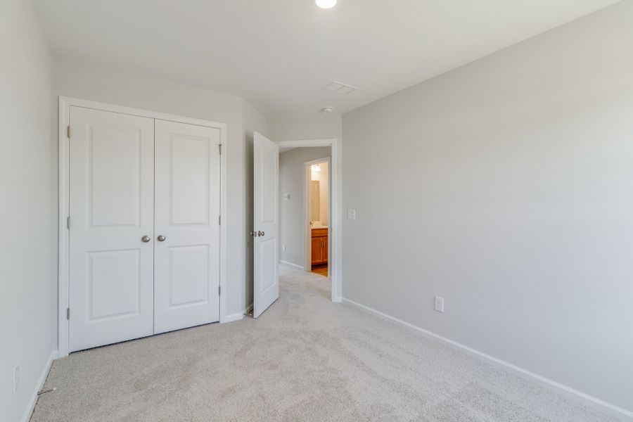 Spacious, unfurnished interior of a new home in Astoria, Columbia (Image 26).