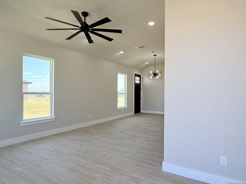 Spacious, unfurnished interior of a new home in , La Vernia (Image 23).