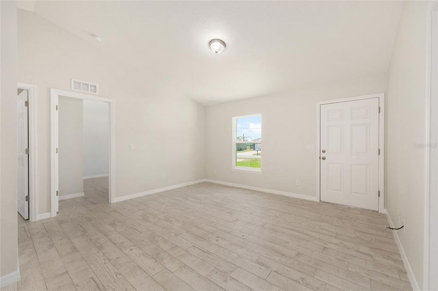 Spacious, unfurnished interior of a new home in , Ocala (Image 31).