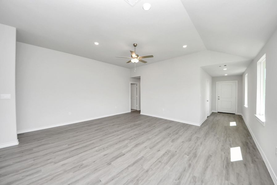 Spacious, unfurnished interior of a new home in Santa Fe, Cleveland (Image 25).