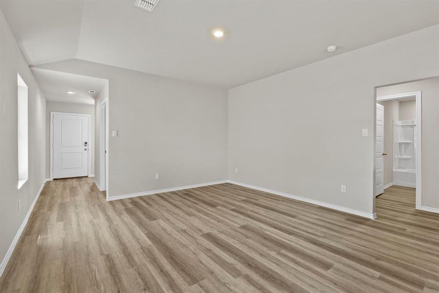Spacious, unfurnished interior of a new home in Meadowbrook Estates, Cleburne (Image 16).