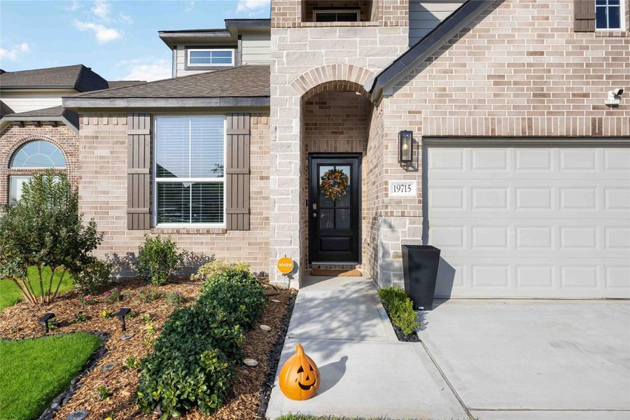 Close-up of front entry and covered porch. Close-up of front entry and covered porch.