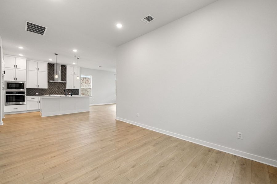 Spacious, unfurnished interior of a new home in Heritage, Dripping Springs (Image 34).