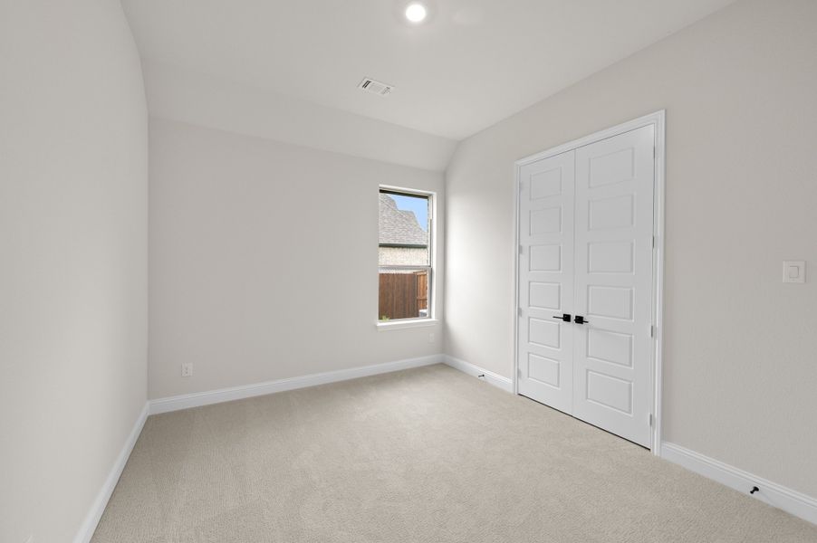 Spacious, unfurnished interior of a new home in Myrtle Creek, Waxahachie (Image 25).