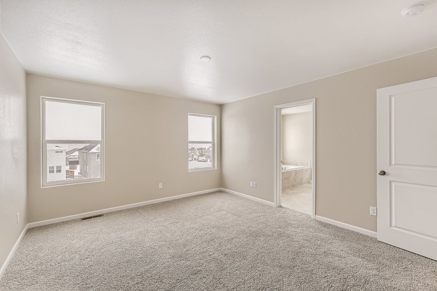 Spacious, unfurnished interior of a new home in The Aurora Highlands, Aurora (Image 9).