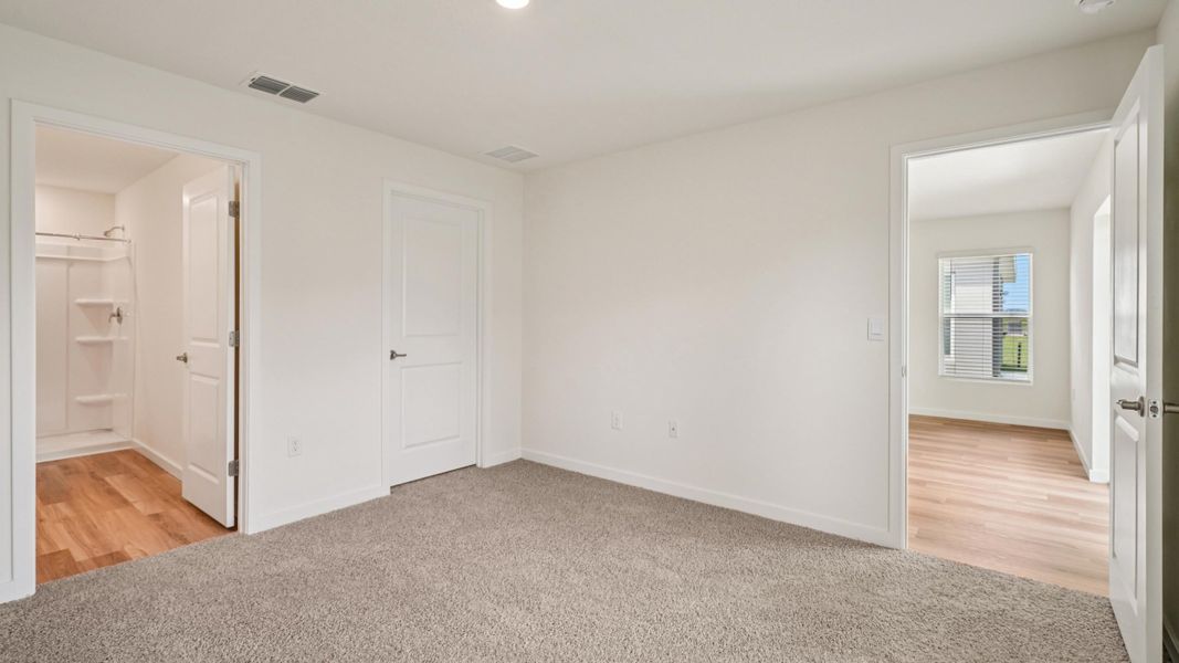 Representative unfurnished interior of a home built from the Alford by D.R. Horton in Somerset Bay, Spring Hill (Image 22).