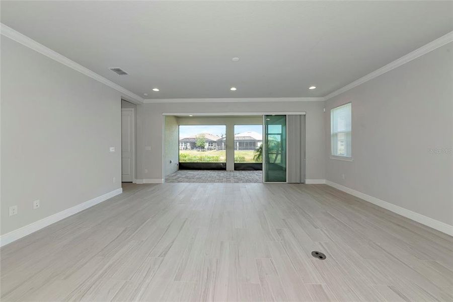 Spacious, unfurnished interior of a new home in , Sarasota (Image 15).