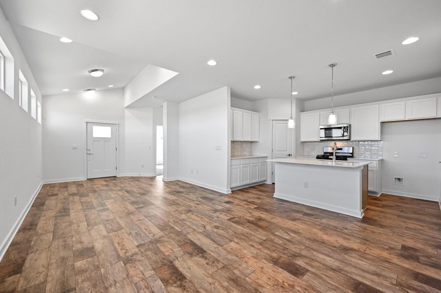 Spacious, unfurnished interior of a new home in , Buda (Image 9).