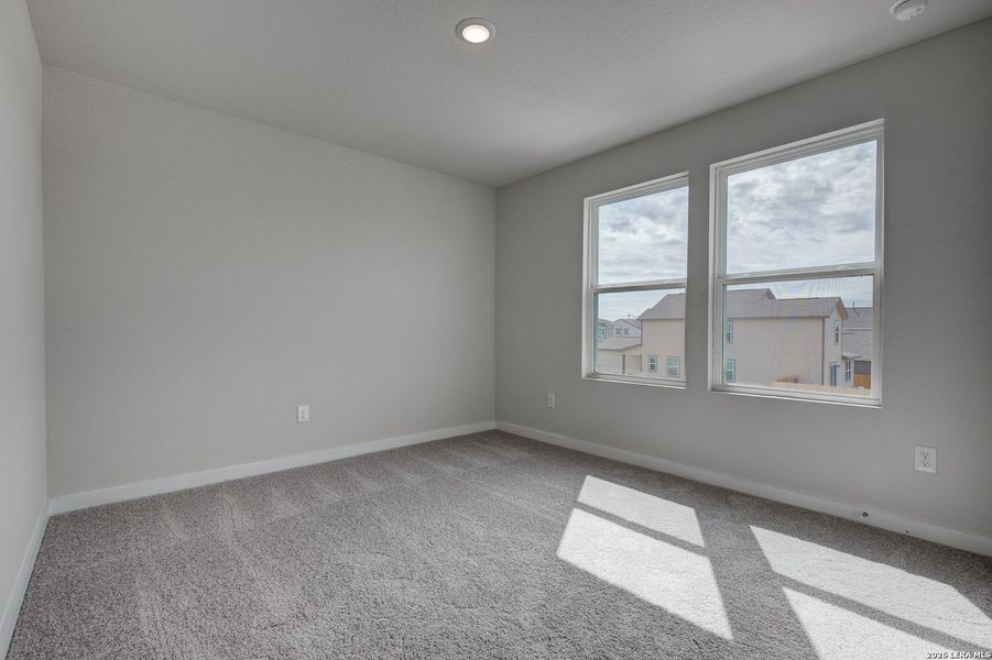 Spacious, unfurnished interior of a new home in Mesa Vista, San Antonio (Image 10).