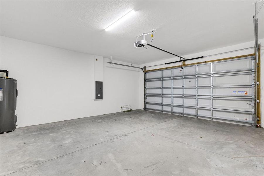 Spacious, unfurnished interior of a new home in , Tampa (Image 23).