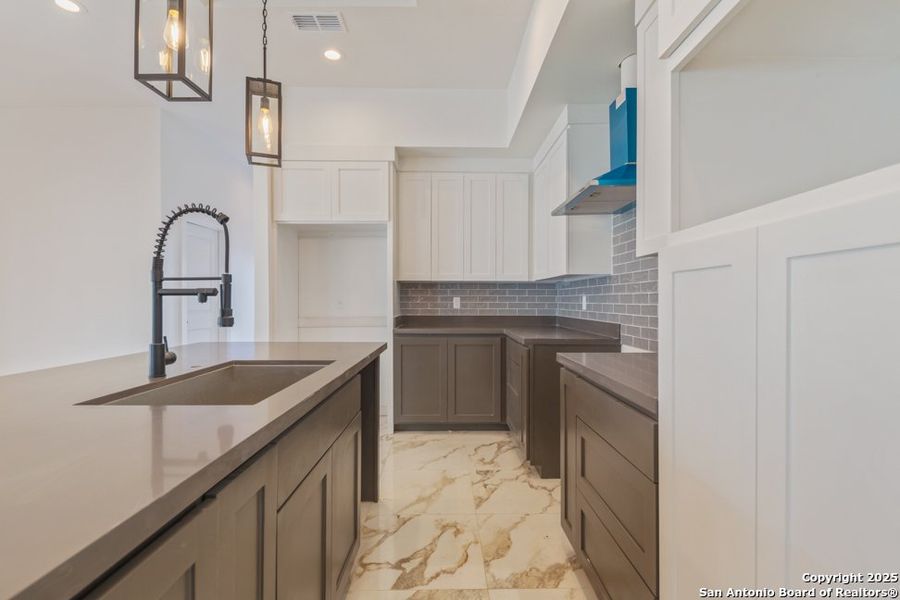 Furnished interior view inside a new home in , Laredo (Image 8).