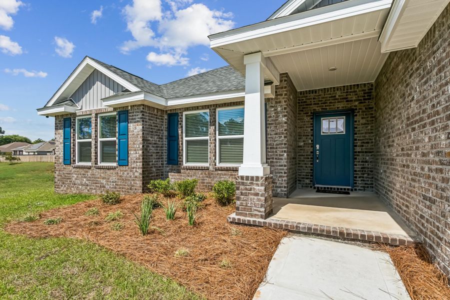 Exterior details and patio area of a home in Buckeyes Landing, Navarre (Image 3).