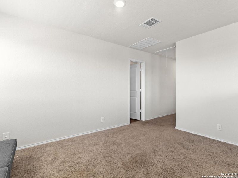 Spacious, unfurnished interior of a new home in Whisper Falls, San Antonio (Image 13).