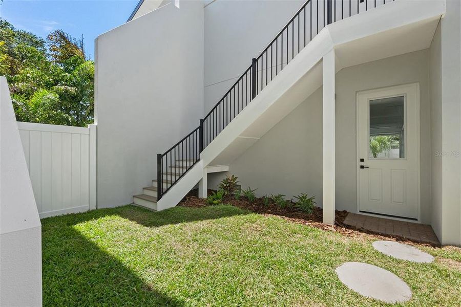 Exterior details and patio area of a home in , St. Petersburg (Image 3).