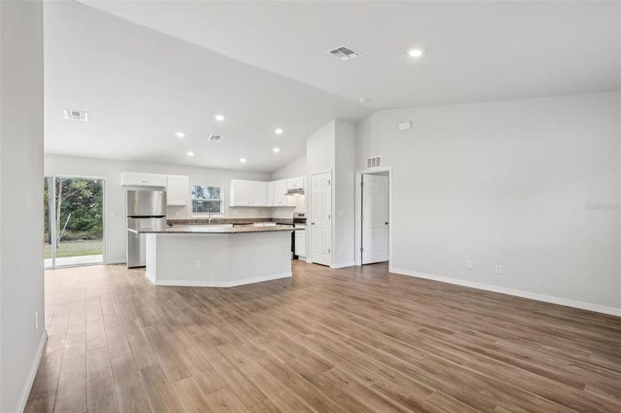 Spacious, unfurnished interior of a new home in , Port Charlotte (Image 12).