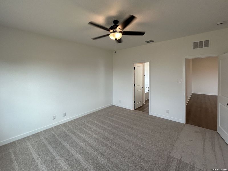 Spacious, unfurnished interior of a new home in Hennersby Hollow, San Antonio (Image 26).