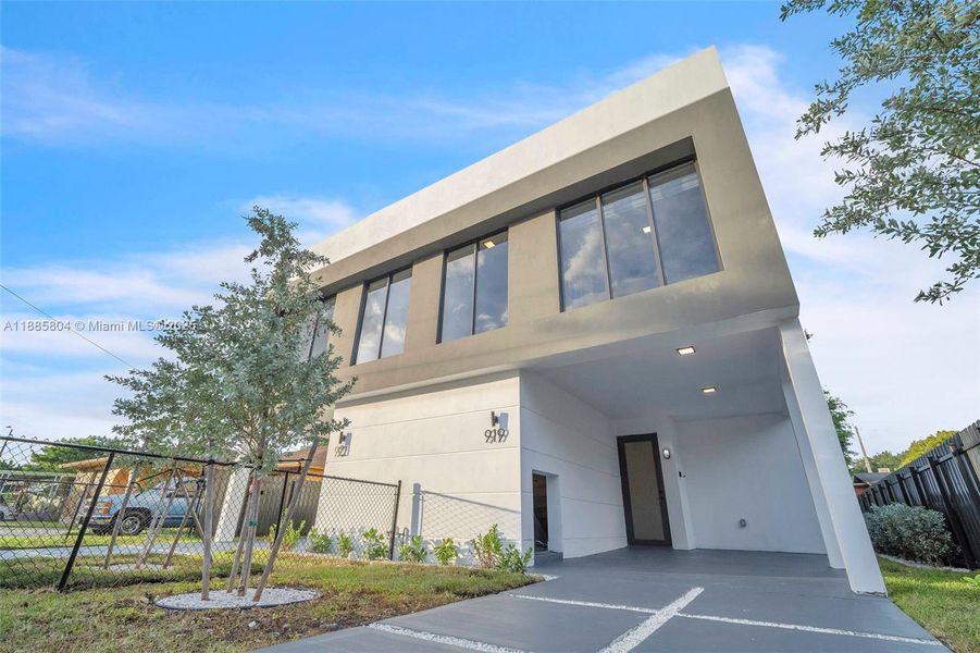 Exterior details and patio area of a home in , Miami (Image 32).