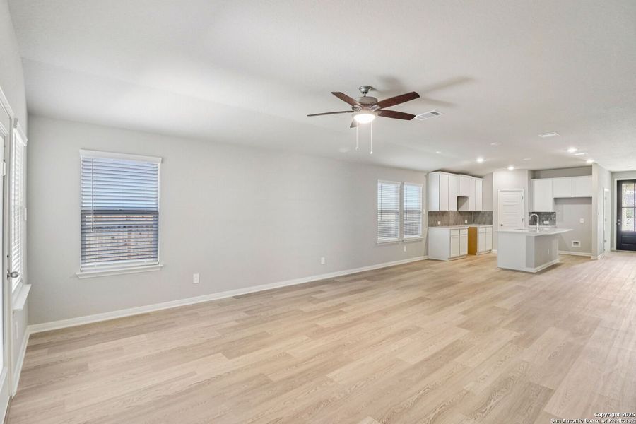 Spacious, unfurnished interior of a new home in Estancia Ranch - Premier Series, San Antonio (Image 27).