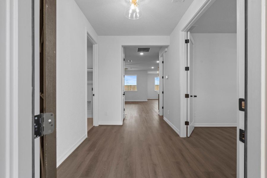 Spacious, unfurnished interior of a new home in Blue Heron Estates, Mont Belvieu (Image 19).