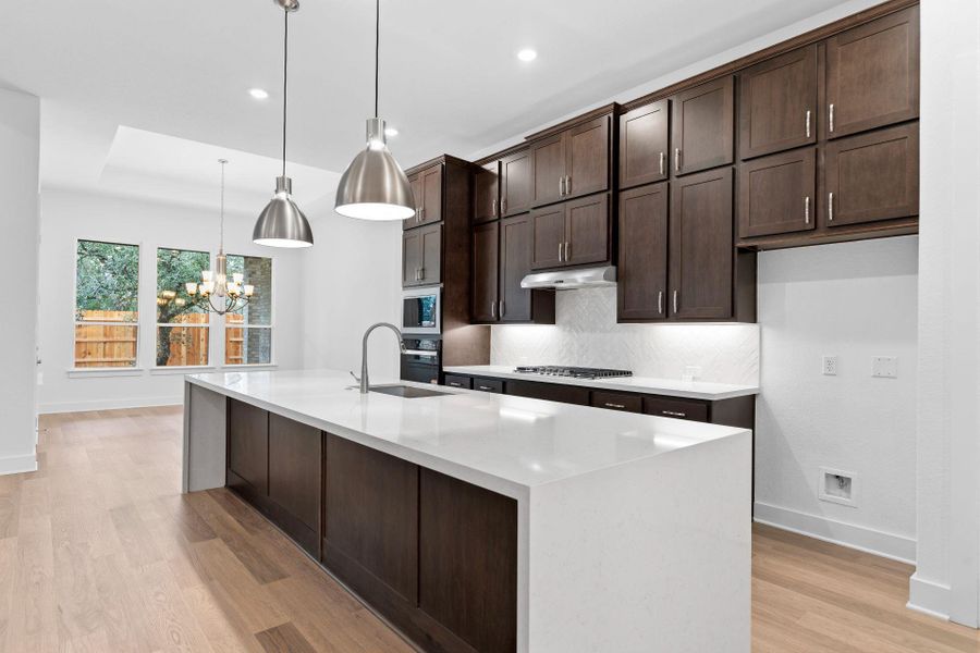 Large Center Island in Kitchen