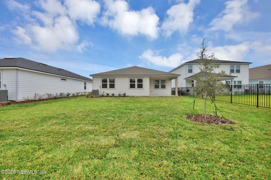 Exterior details and patio area of a home in Hyland Trail, Green Cove Springs (Image 4).