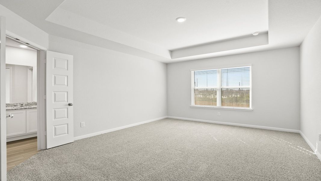 Spacious, unfurnished interior of a new home in Hunters Ranch, San Antonio (Image 21).