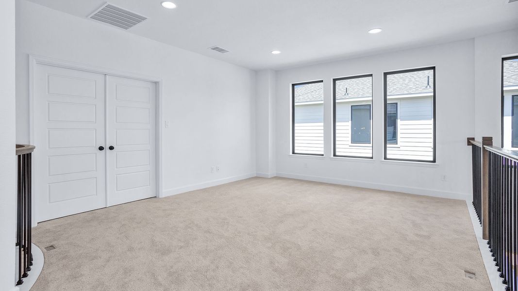 Spacious, unfurnished interior of a new home in Lakes of Cane Island, Katy (Image 21).