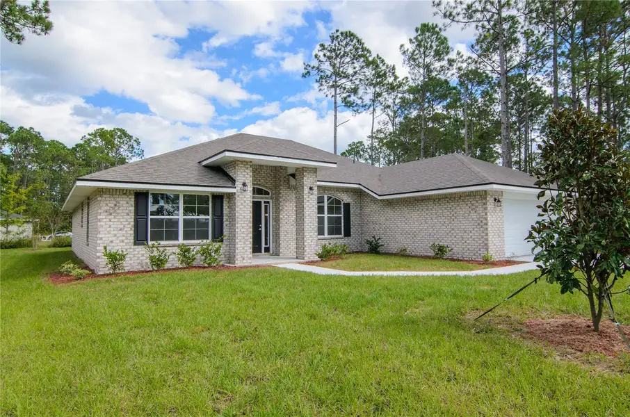 Exterior details and patio area of a home in Palm Coast, Palm Coast (Image 3).