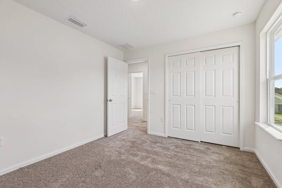 Spacious, unfurnished interior of a new home in Hawkes Meadow, Jacksonville (Image 27).