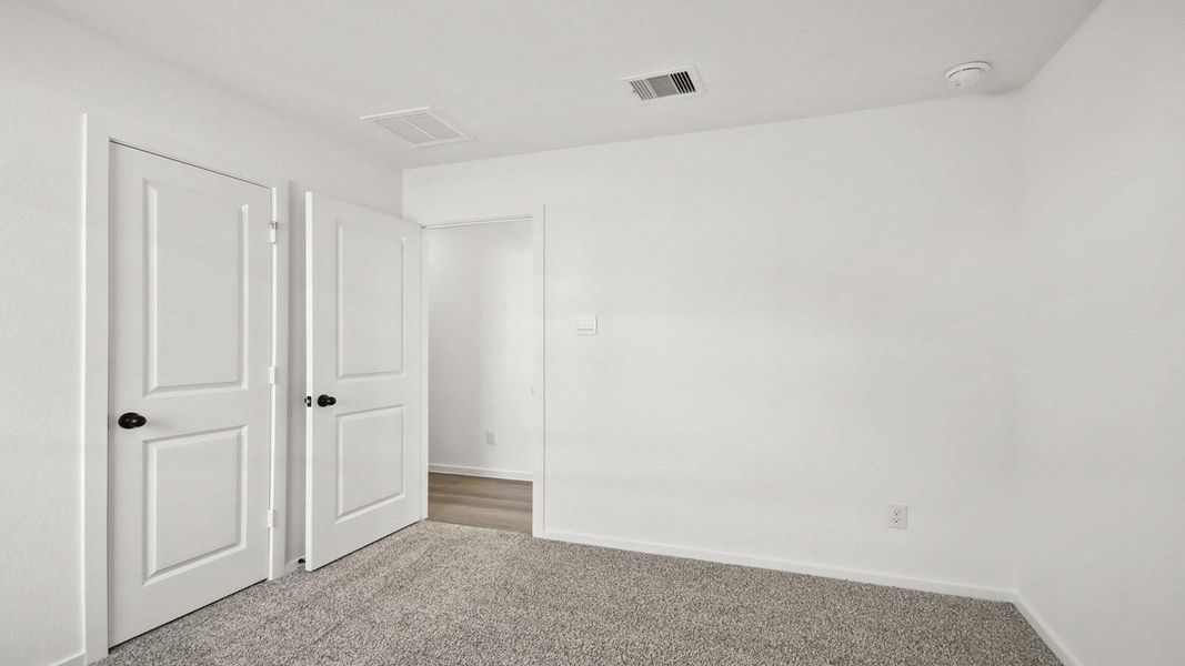 Spacious, unfurnished interior of a new home in Lake Conroe Cove, Willis (Image 8).