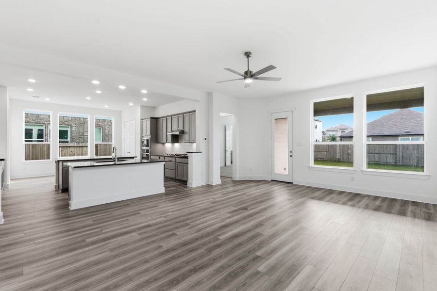 Spacious, unfurnished interior of a new home in Buffalo Crossing, Cibolo (Image 25).