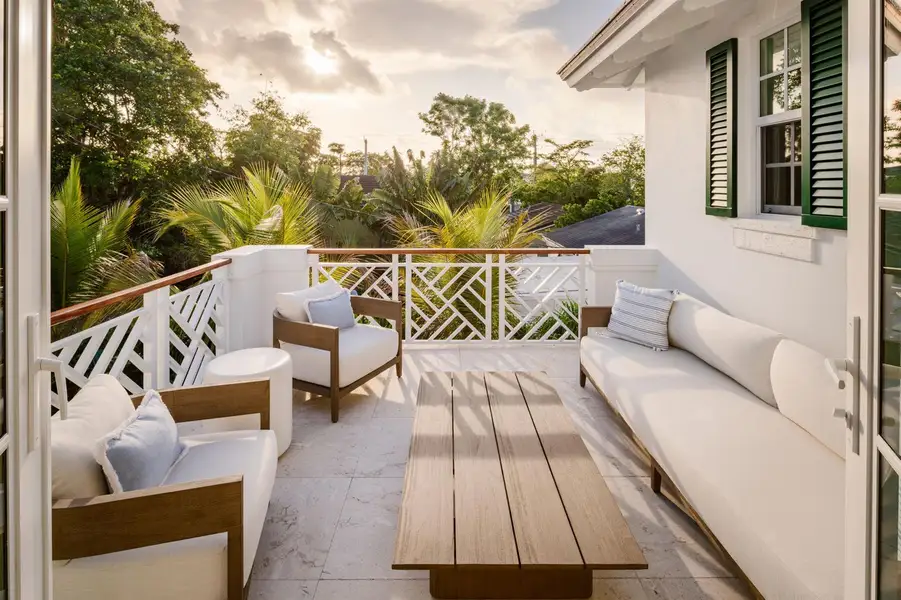 35 - Bedroom with white bedding, octagon