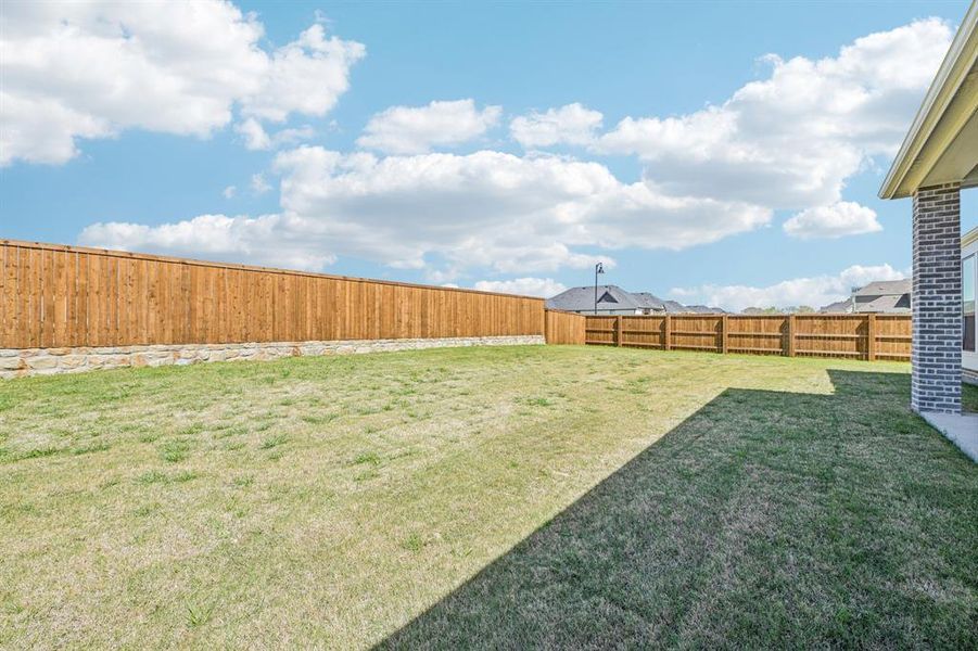 Exterior details and patio area of a home in Ridge Crossing, Waxahachie (Image 3).