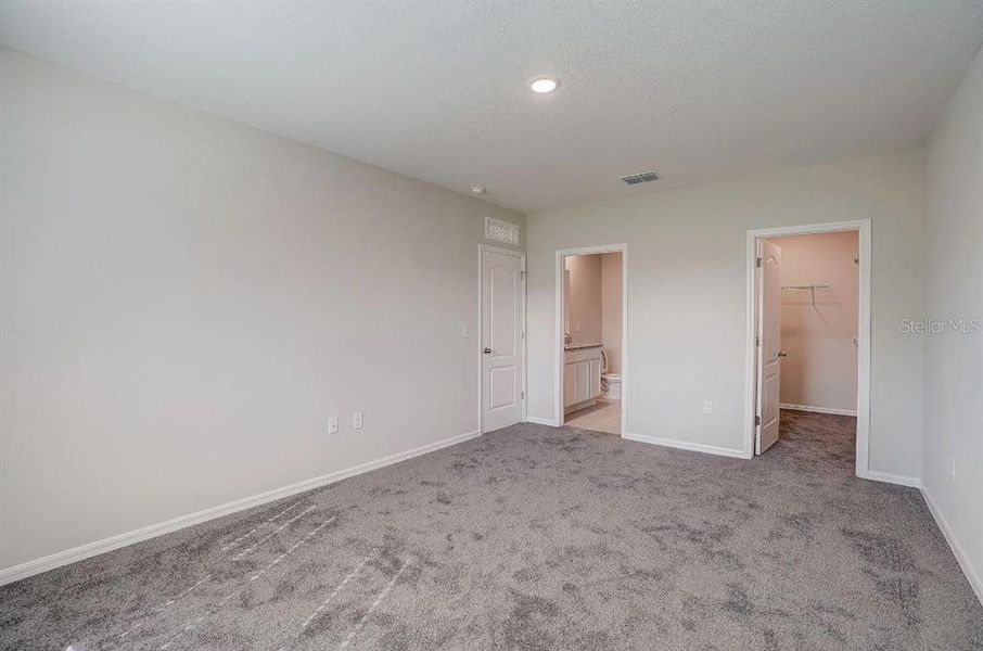 Spacious, unfurnished interior of a new home in Royal Highlands, Weeki Wachee (Image 15).