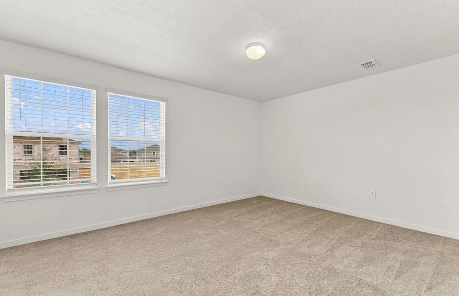 Spacious, unfurnished interior of a new home in Silverlake, Lake Alfred (Image 19).
