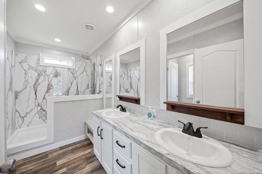 Furnished interior view inside a new home in , Bandera (Image 14).