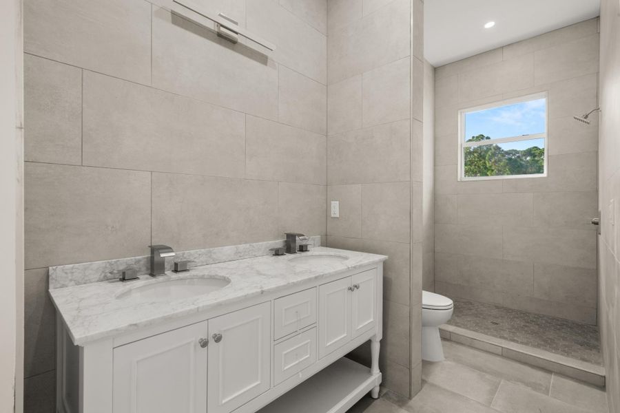 Furnished interior view inside a new home in , Lake Placid (Image 16).