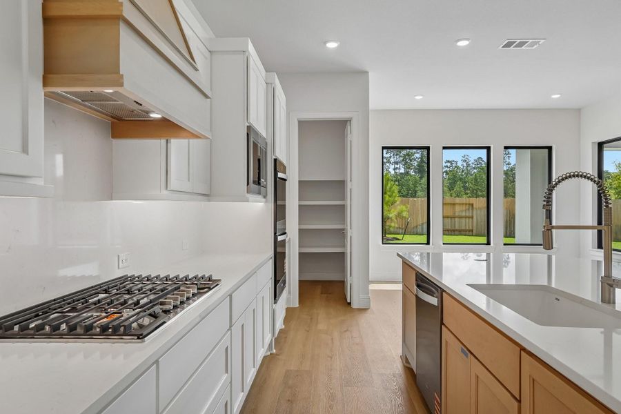 Furnished interior view inside a new home in Evergreen 70', Conroe (Image 8).