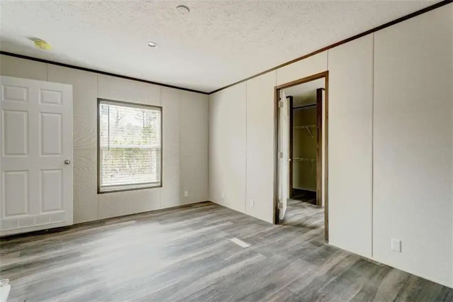 Spacious, unfurnished interior of a new home in , Ellijay (Image 12).