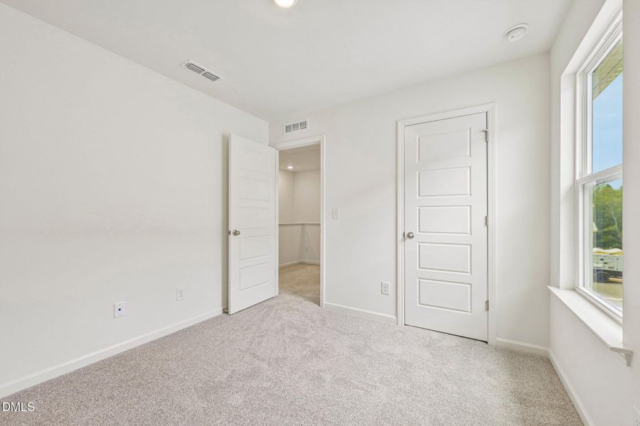 22-web-or-mls-Glen Lyon Dr-S2706-022